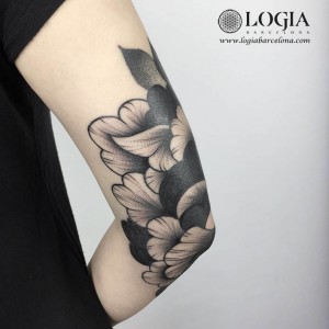 tatuaje-codo-flores-logiabarcelona-ana-godoy     